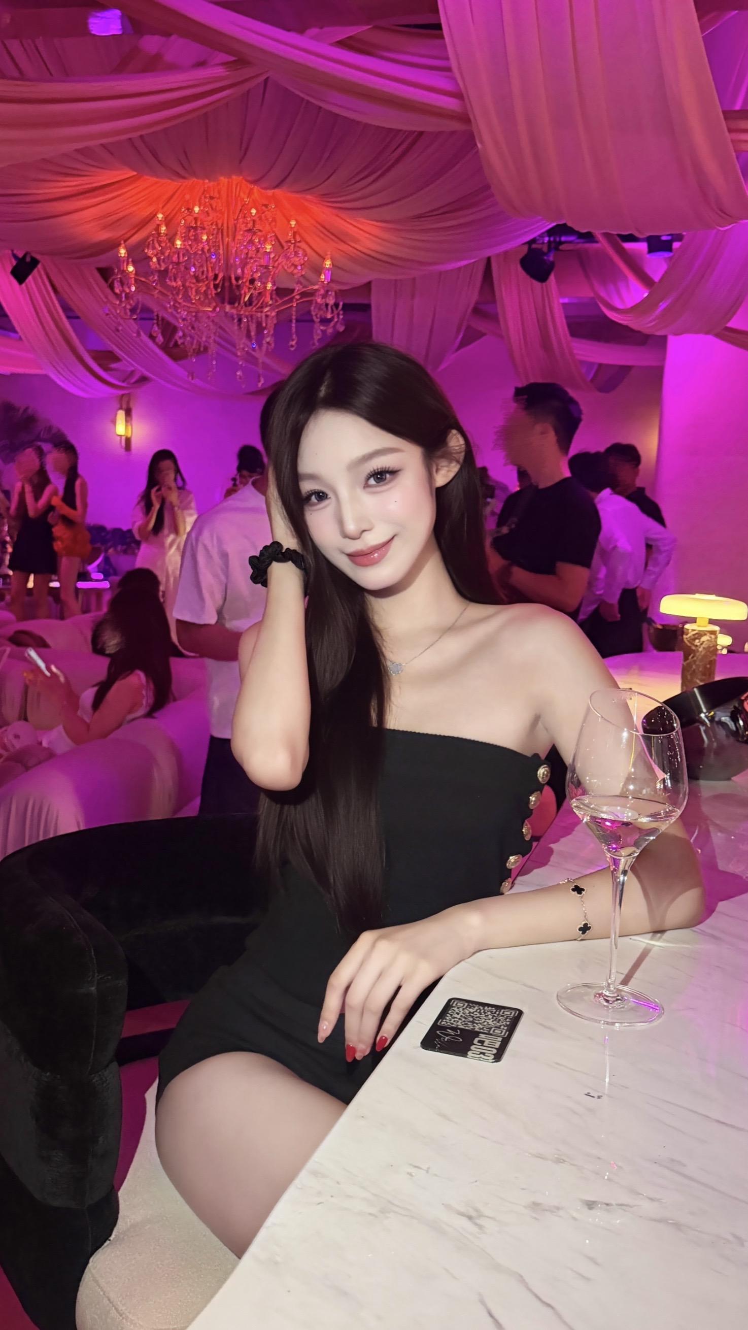 保持美丽的秘诀以前是早睡 现在是拍照修图