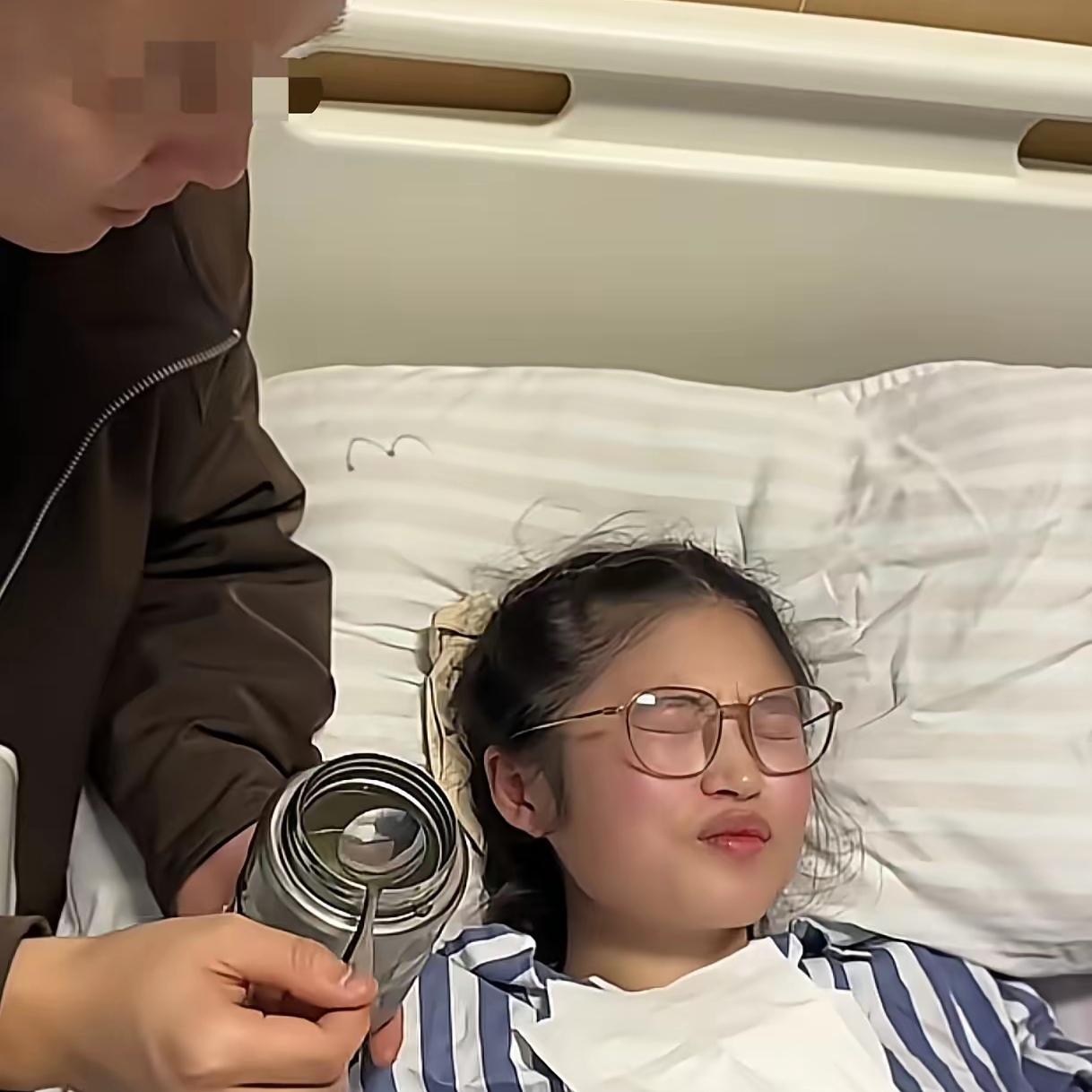 家人们，刷视频刷到个超离谱的，我一眼瞅见，还以为是个十几岁的初中生病女孩躺床上，