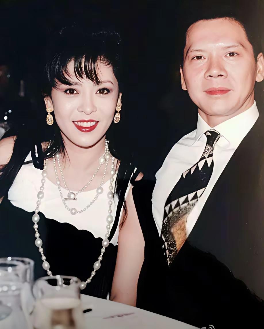 向华强、陈岚夫妇早期合影，向太年轻的时候，真的好漂亮，而且还是女强人。向太