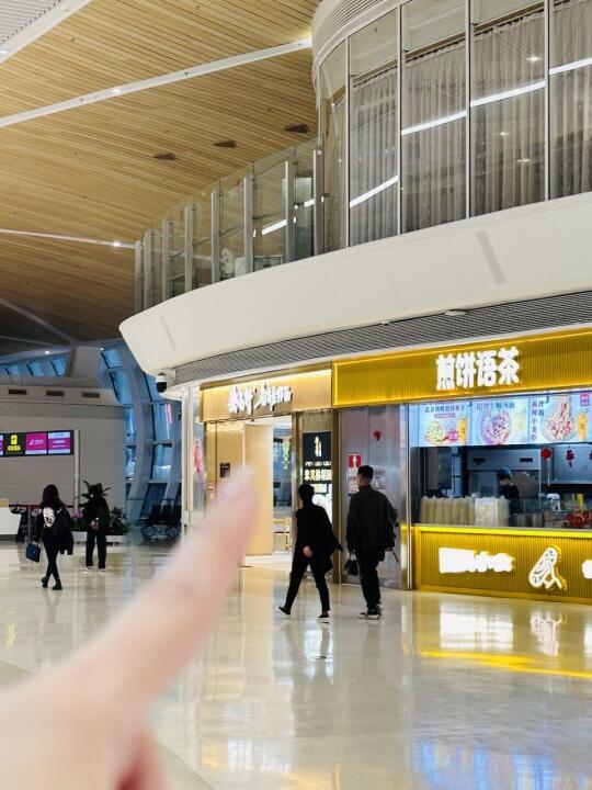 爱吃面的小伙伴，在机场也能吃一碗热腾腾