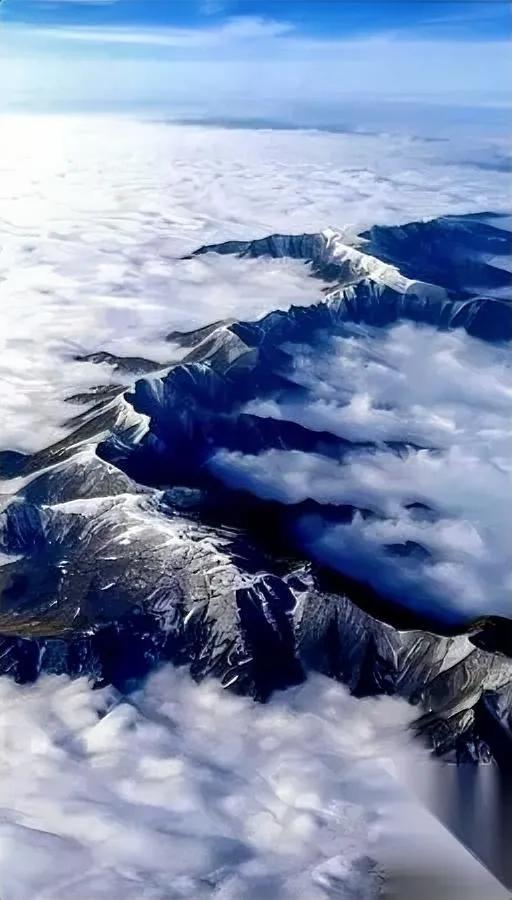 我原本不信“龙脉”这词儿。

直到机翼掠过秦岭。

那一秒，我差点忘了呼吸——云