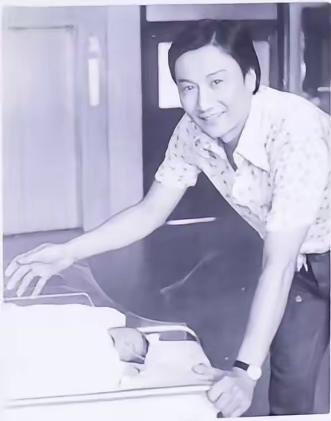 翻出绝版老照片太戳心！年轻时风度翩翩的谢贤，小心翼翼守着刚出生的谢霆锋，满眼温柔