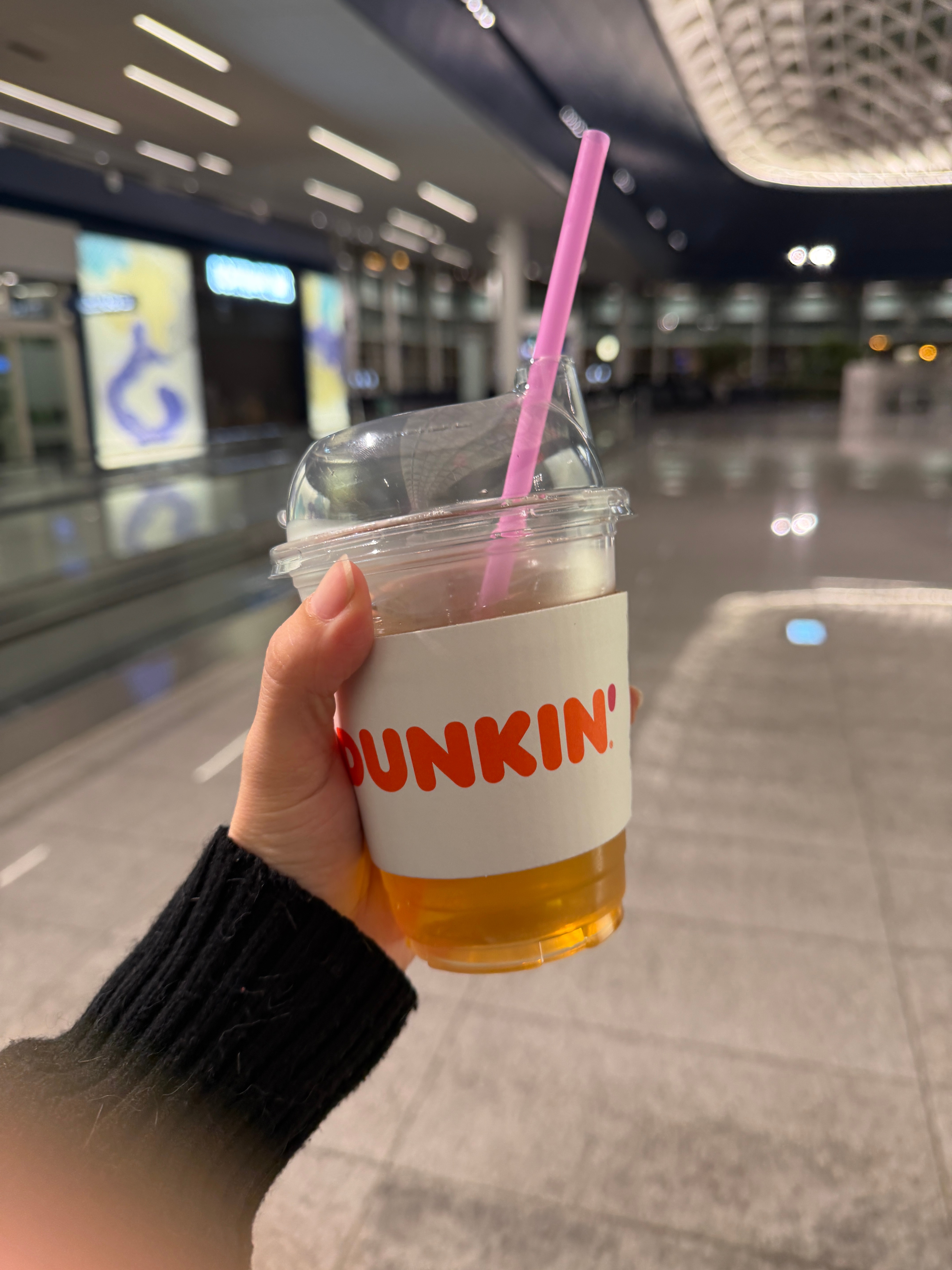 记得机场也有便利店不用非要排队买dunkin啊小君君！走走走发现前面没饮品店了赶