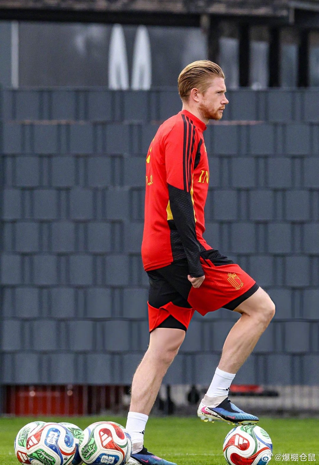 【再战三百年】34岁的那不勒斯中场德布劳内表示他无意在美加墨世界杯后退役，只要身