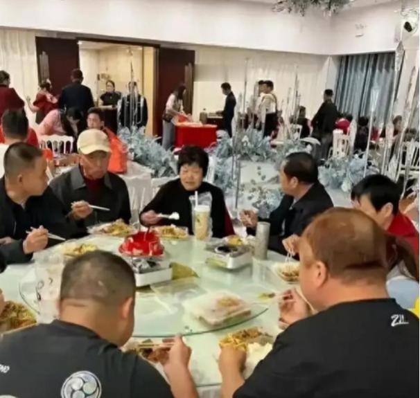 2023年，在湖北武汉闹出"天大的笑话"！一男子在酒店办婚礼，他们竟然用盒饭招待