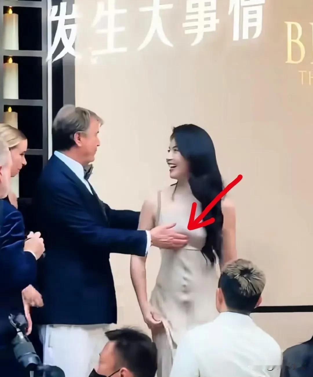 刘涛合影遭咸猪手？

这两天热搜看得人火大！刘涛在与品牌创始人合影时，对方行贴面