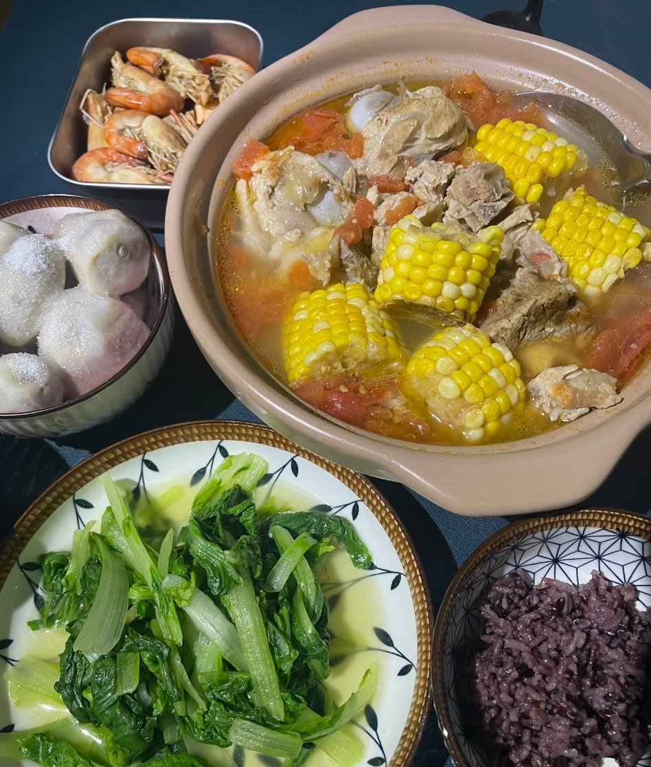 玉米胡萝卜排骨汤  ，水煮虾 清炒时蔬，糙米饭  这个晚饭如何？ ​​​