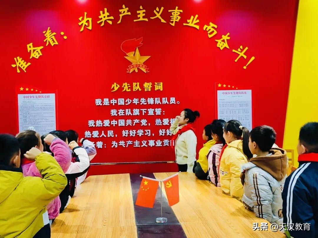  在附小集团东关学校，有这样一位始终扎根少先队一线的教育者——大队辅导员张桐楠老