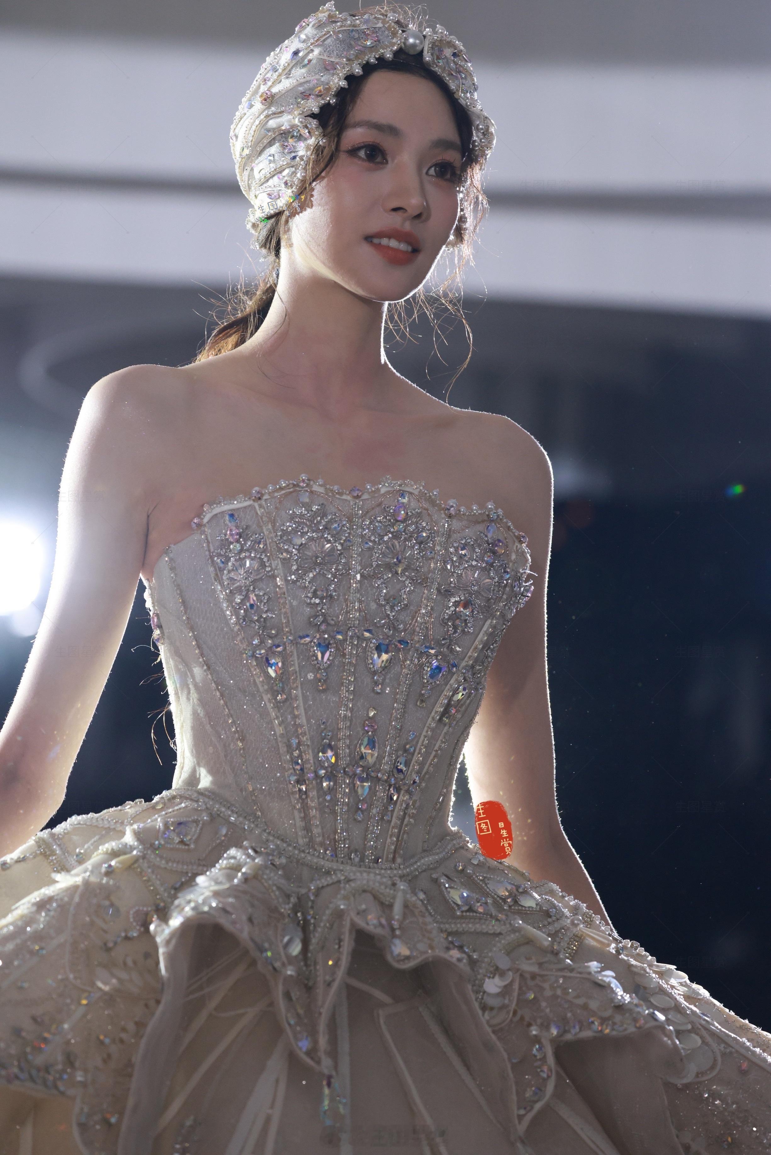 张艺上今晚婚纱造型美成仙了深圳MuseMarry春夏新品走秀生图掉落 
