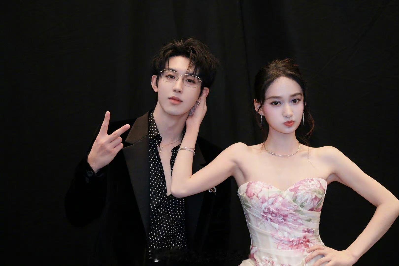 郭俊辰晒尖叫之夜后台合照 尖叫之夜喜提年度十佳演员，还在后台和新老朋友凑成熟人趴