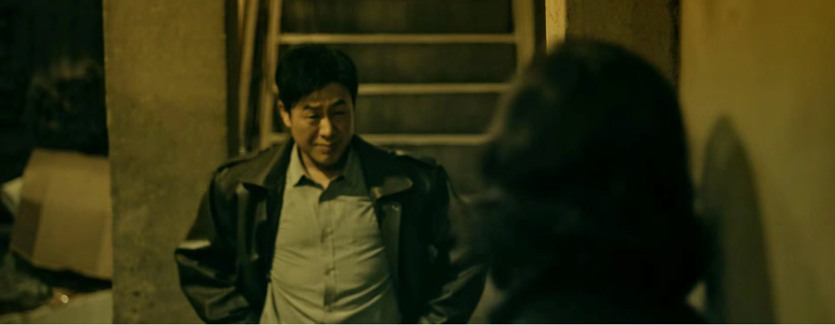 #皮衣能不能焊在张颂文身上# 张颂文黑色皮衣墨镜造型好拉风啊，单手撑伞氛围感拉满