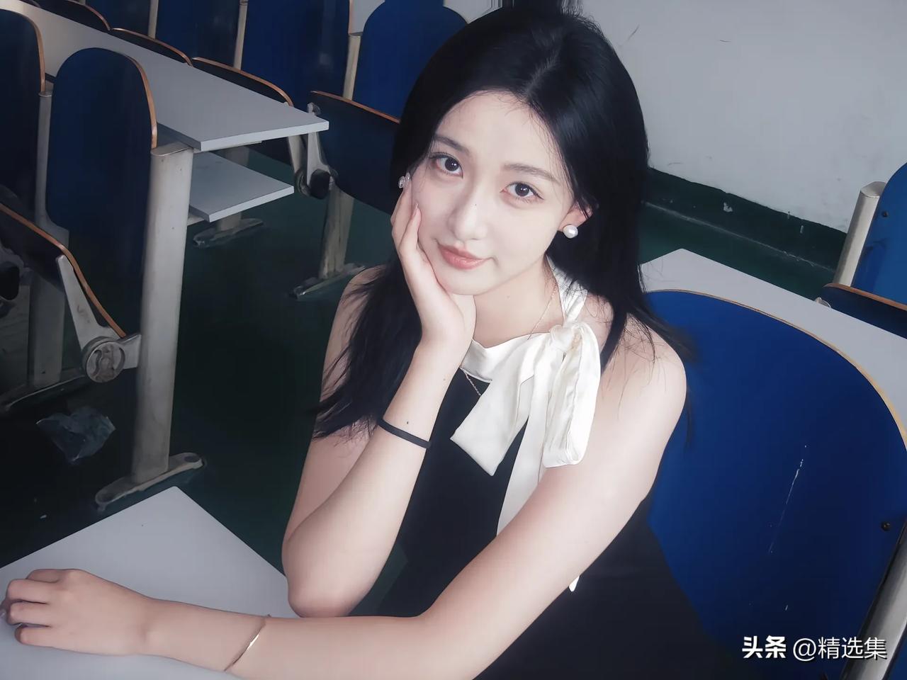 她言辞舒缓，逻辑清晰且妙趣横生，谁能拒绝与她交谈？她眼神真诚专注，笑时眉眼弯弯，