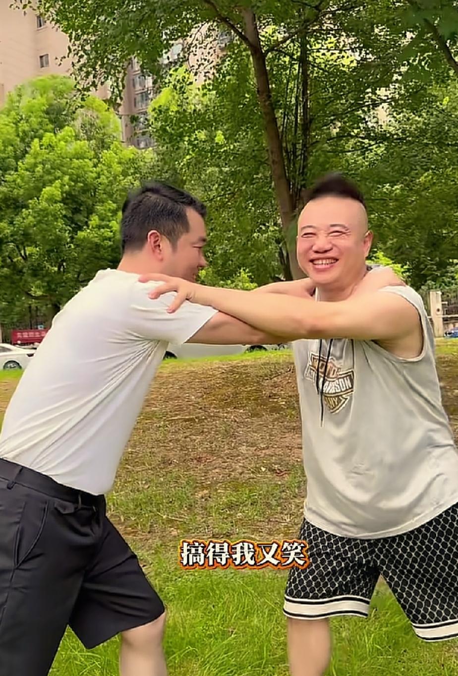 博眼球博取流量的表演，应当把握尺度
 
军哥与王大拿如今在海派圈内成为热门搭档，