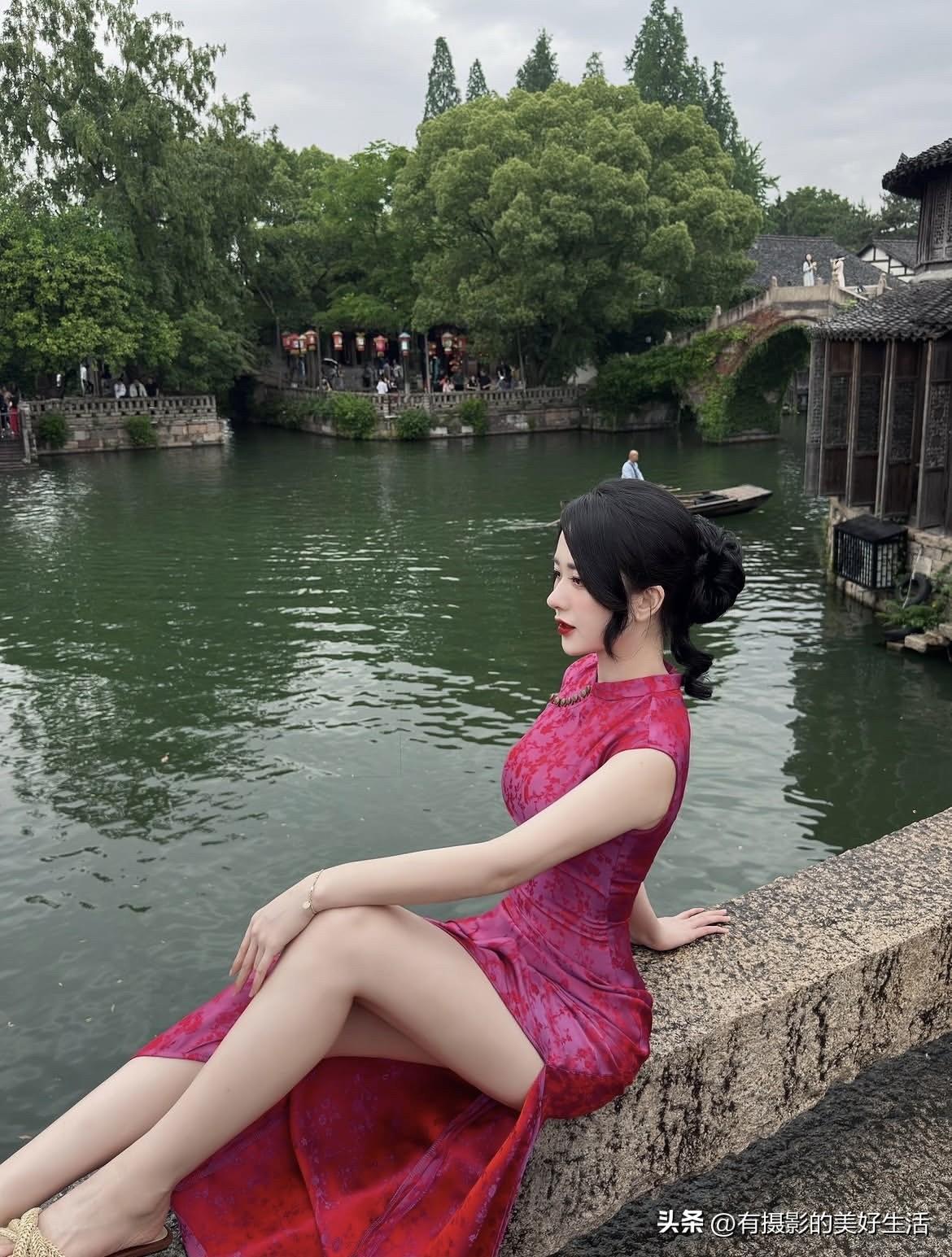 站在乌镇湿漉漉的青石板路上，身后是典型的江南木构建筑，面前是悠悠流淌的京杭大运河