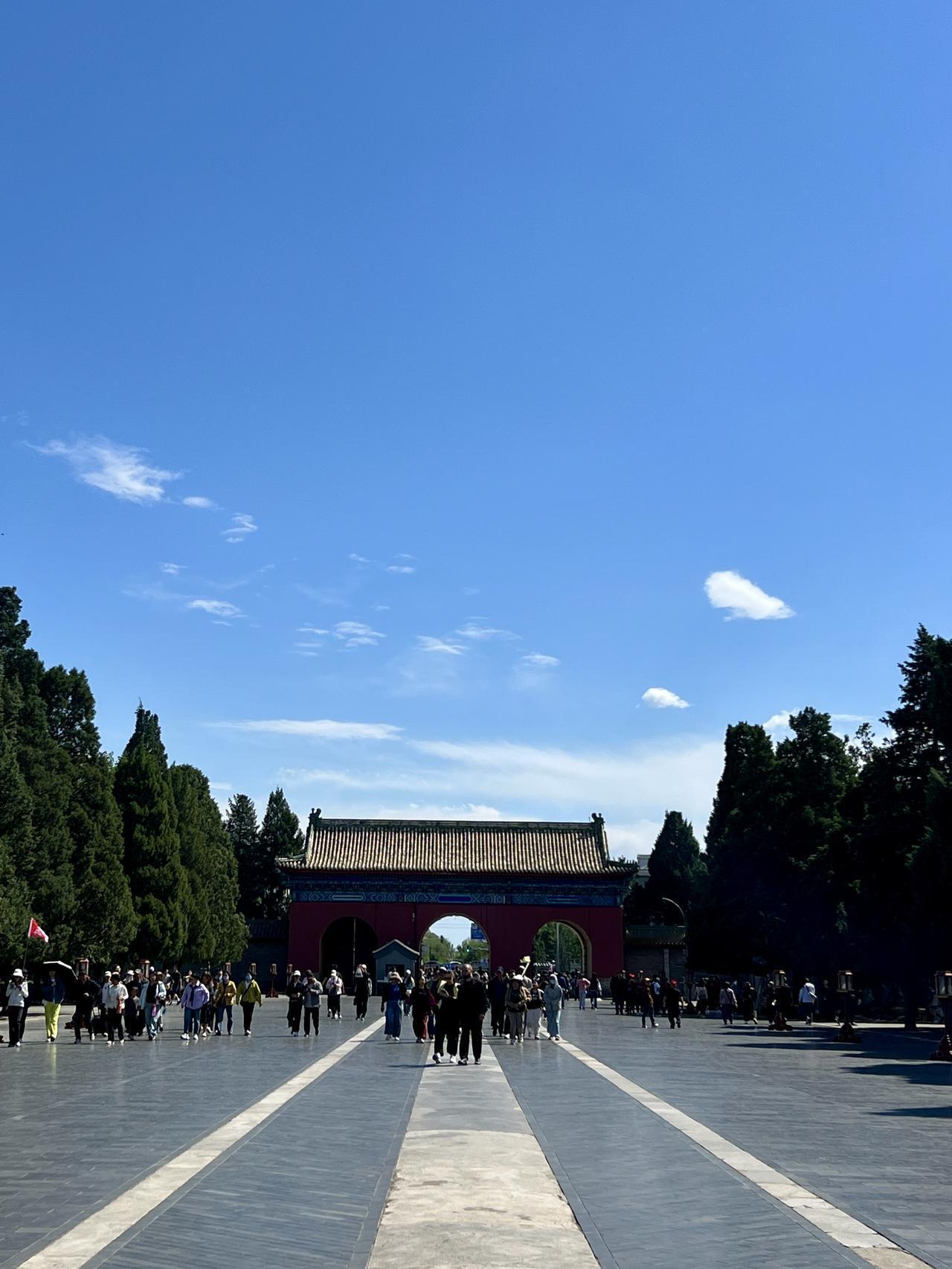 今日路过天坛南门，古建在蔚蓝天空下显得格外壮观绚丽，令人叹为观止。