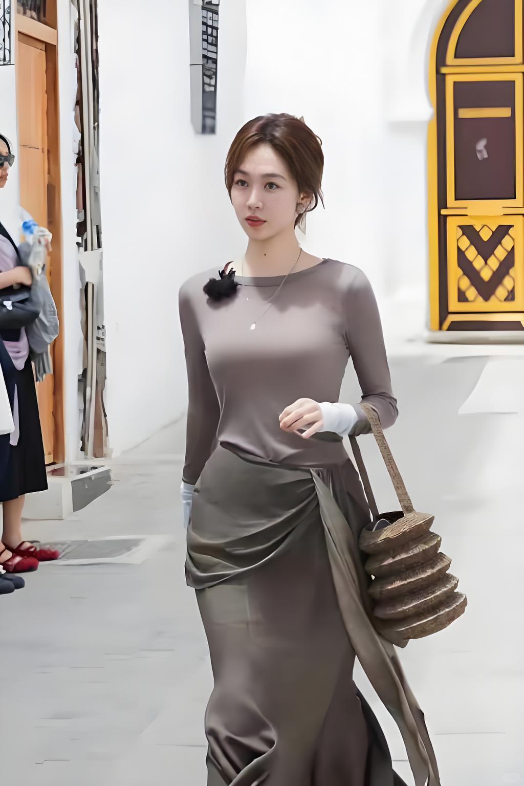 一、核心主业定位：实力派黄金女配角、生活化演技派（行业核心标签）
 
1. 赛道