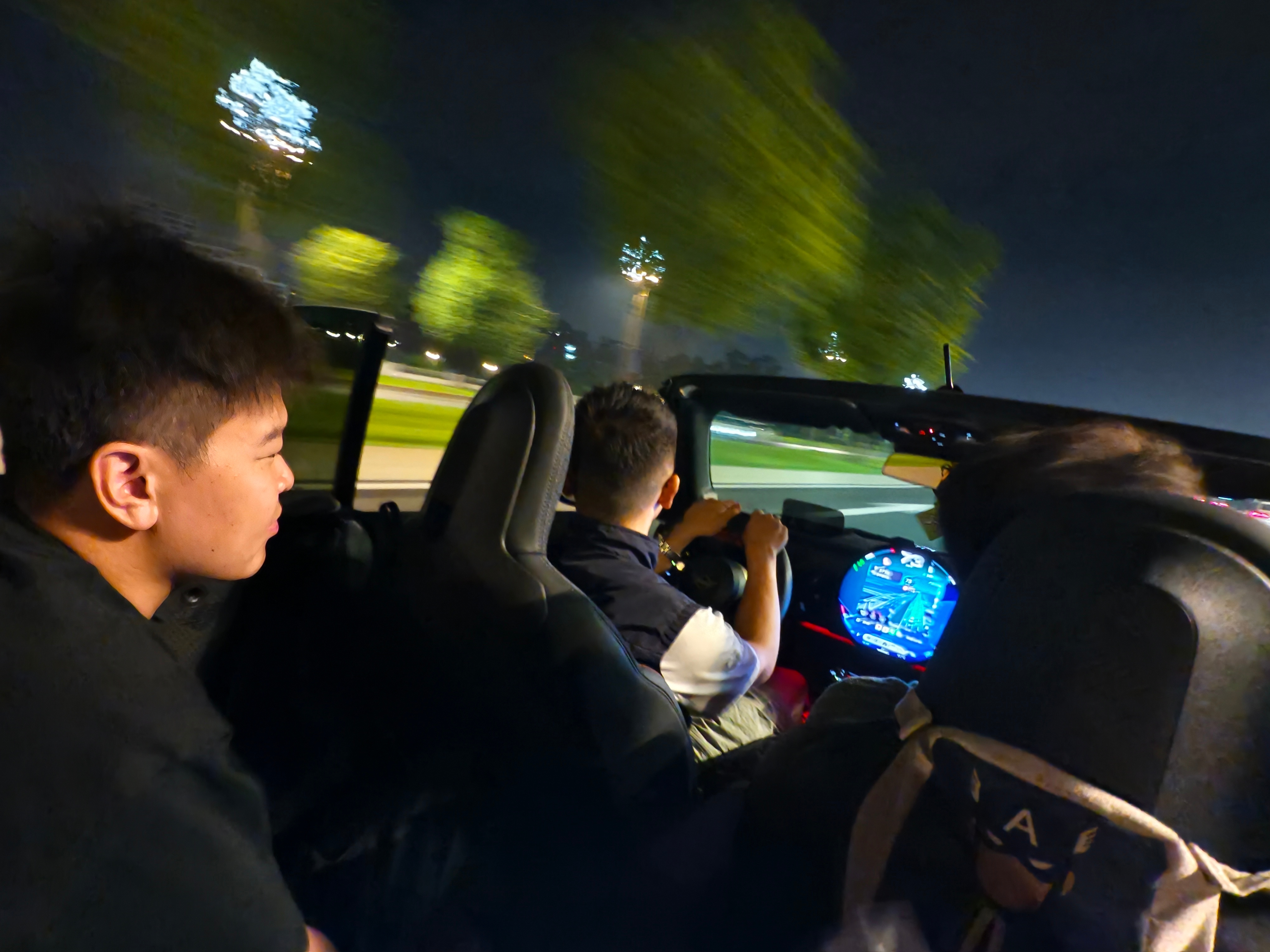 成都真好啊！四个大男人敞篷兜风… 成都