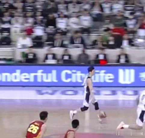 中国男篮vs韩国男篮 韩国男篮召唤到了新英雄李政宣半场6投6中，三分4中4砍下1