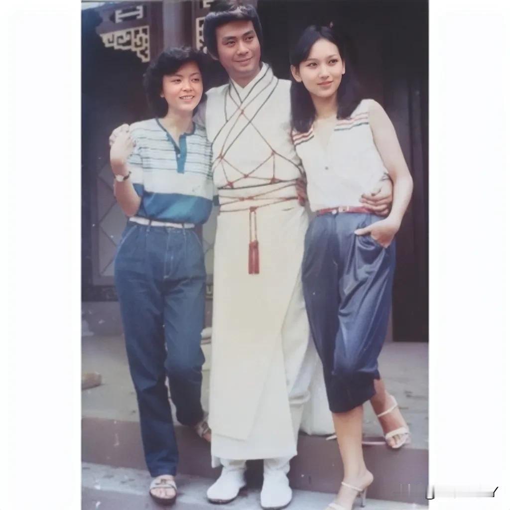 1981年，陈玉莲、郑少秋、赵雅芝在片场留下的美好瞬间。陈玉莲当时21岁，貌美如