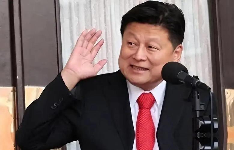 谁能想到，堂堂一个参选过议员的政客，为了去别人的场地砸场子，竟然能在公共厕所里硬