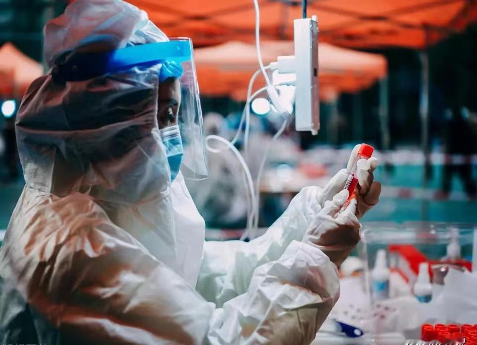 国外的核算检测价格，贵得离谱。

在全球疫情的阴霾下，“钱不是万能的，但没钱是万