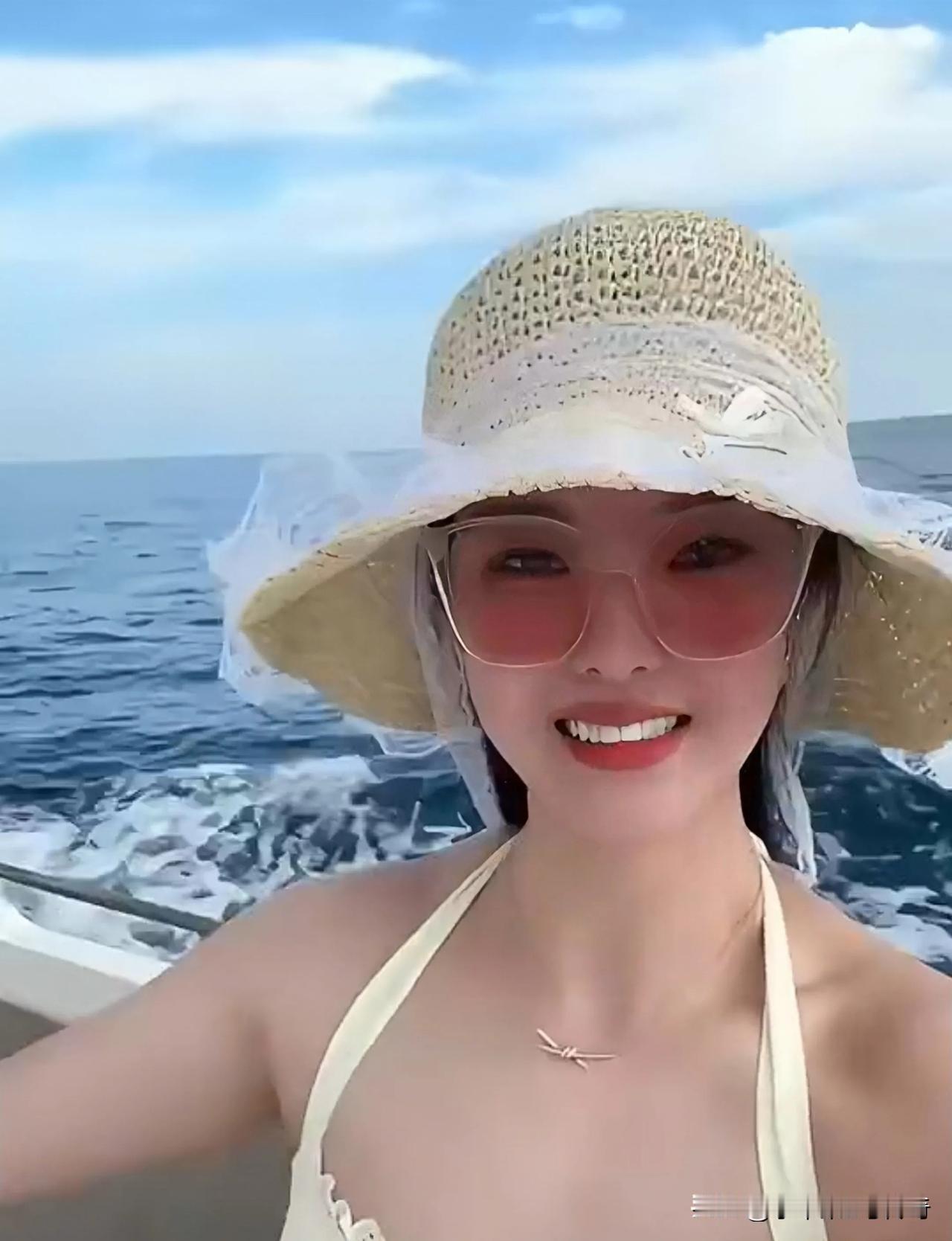 新疆男篮球员吴冠希妻子张常宁分享了自己海上游玩的欢乐时刻，她配文写到：“今天的好