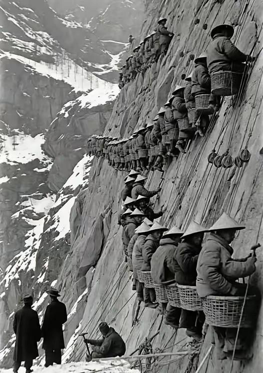 这张照片展示了1863 年中国劳工在内华达山脉（Sierra Nevada）陡峭