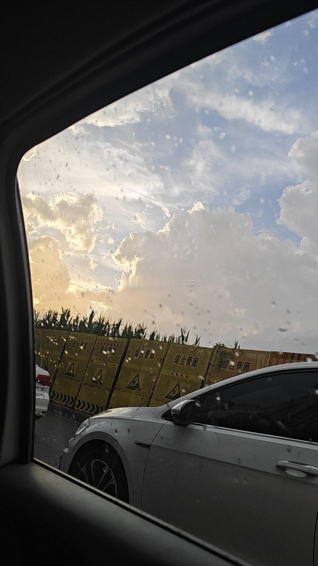 又是打车回家的一天。[泪奔]怎么一下班就下雨啊。就不能我到了家再下吗？就那么憋不