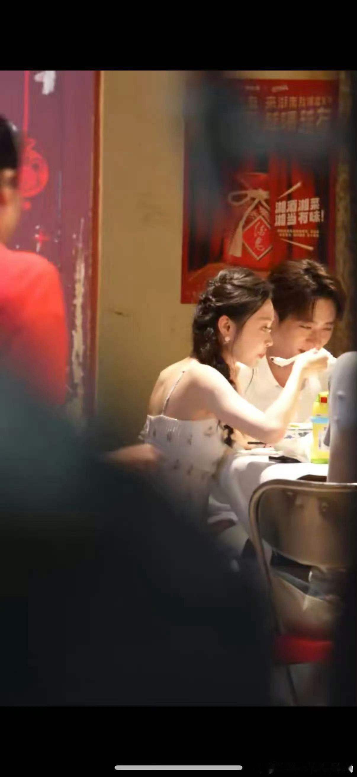 宋轶丞磊私下聚餐互抹奶油宋轶和丞磊私下聚餐两人关系好好哦，两人hi6上互动就好有