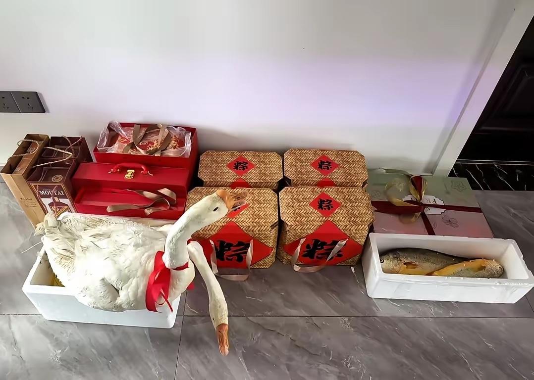 今天是端午节了。浙江宁波有一个习俗，就是女婿，特别是毛脚女婿，就是还未结婚的，但