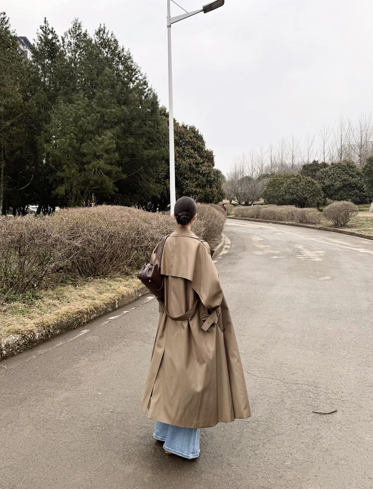 怎么穿,才能既舒适又高级?ii风衣牛仔裤风衣+牛仔裤”真是早春王炸组合，舒适又高