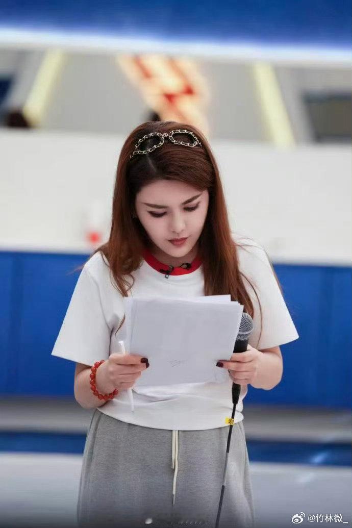 乌兰图雅炸裂乘风2026一公现场小涂鸦一公舞台超有活力～唱跳都超给力，乌兰图雅还