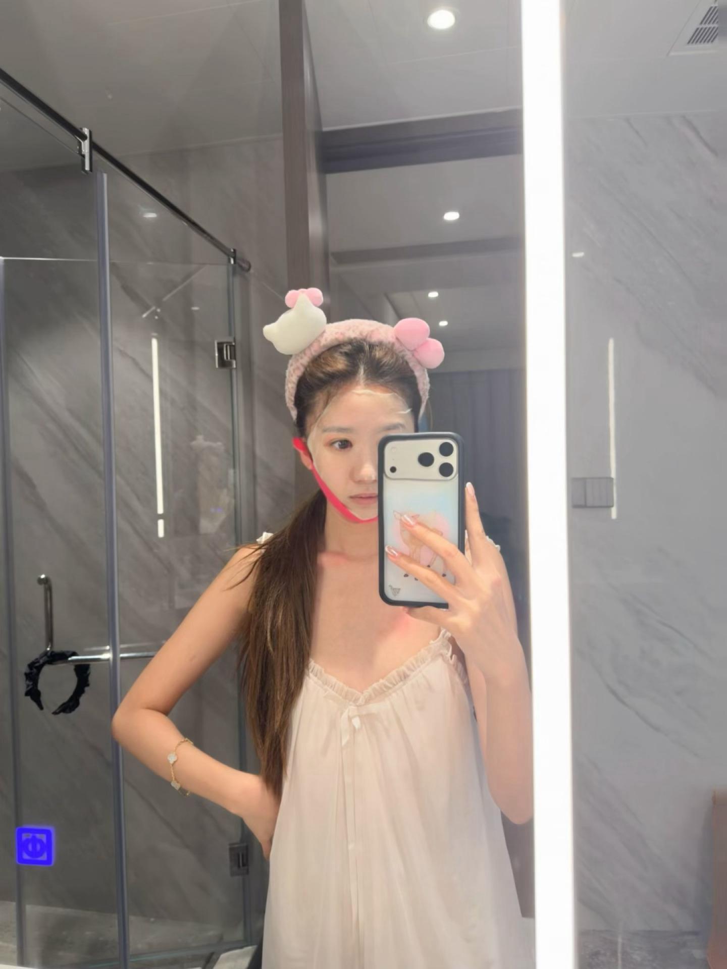 来姨妈第一天 肿的不行！还要参加活动