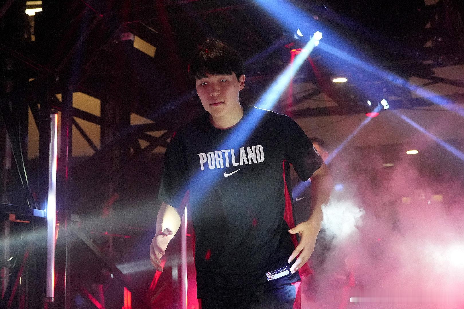 【】 开拓者客战雷霆。第四节，杨瀚森梦幻脚步背打哈滕2+1，本场个人第6分。加上