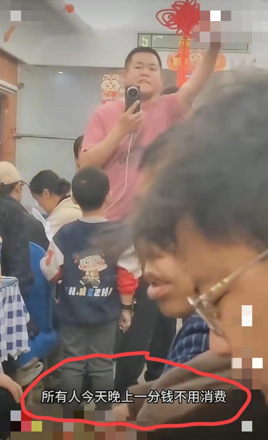 列车上，男子在餐车上怒斥强制消费行为，认为花50块钱买“大礼包”才能坐下的规定，