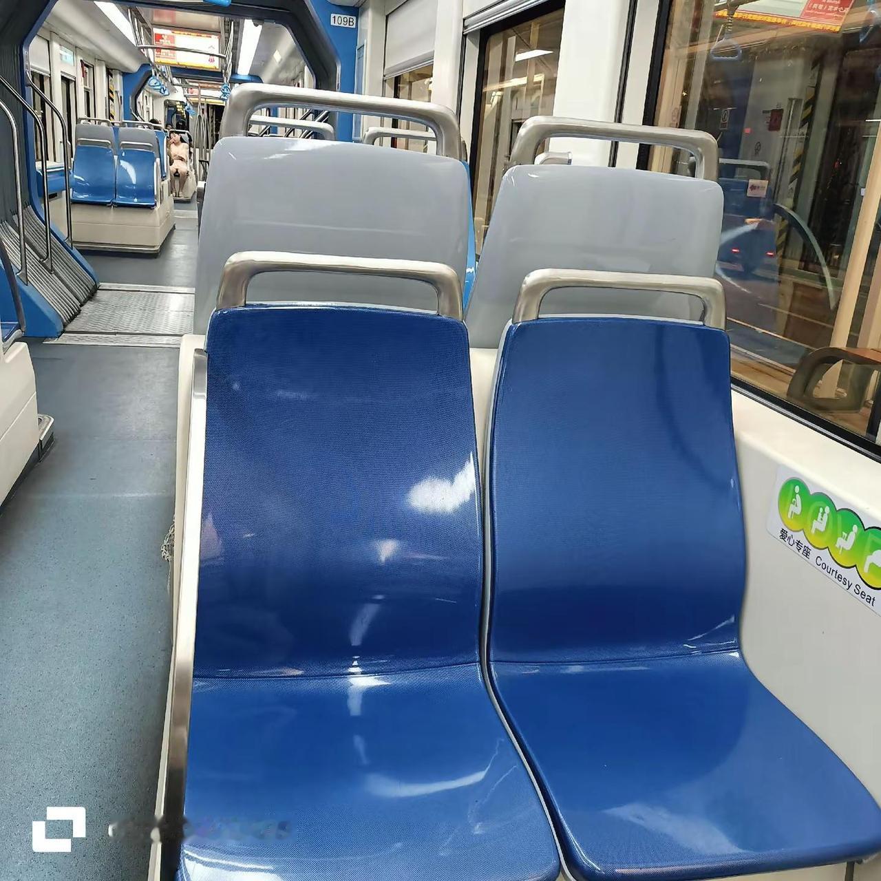 今天我坐了有轨电车，我都还没坐过呢，深圳也有，广州也有