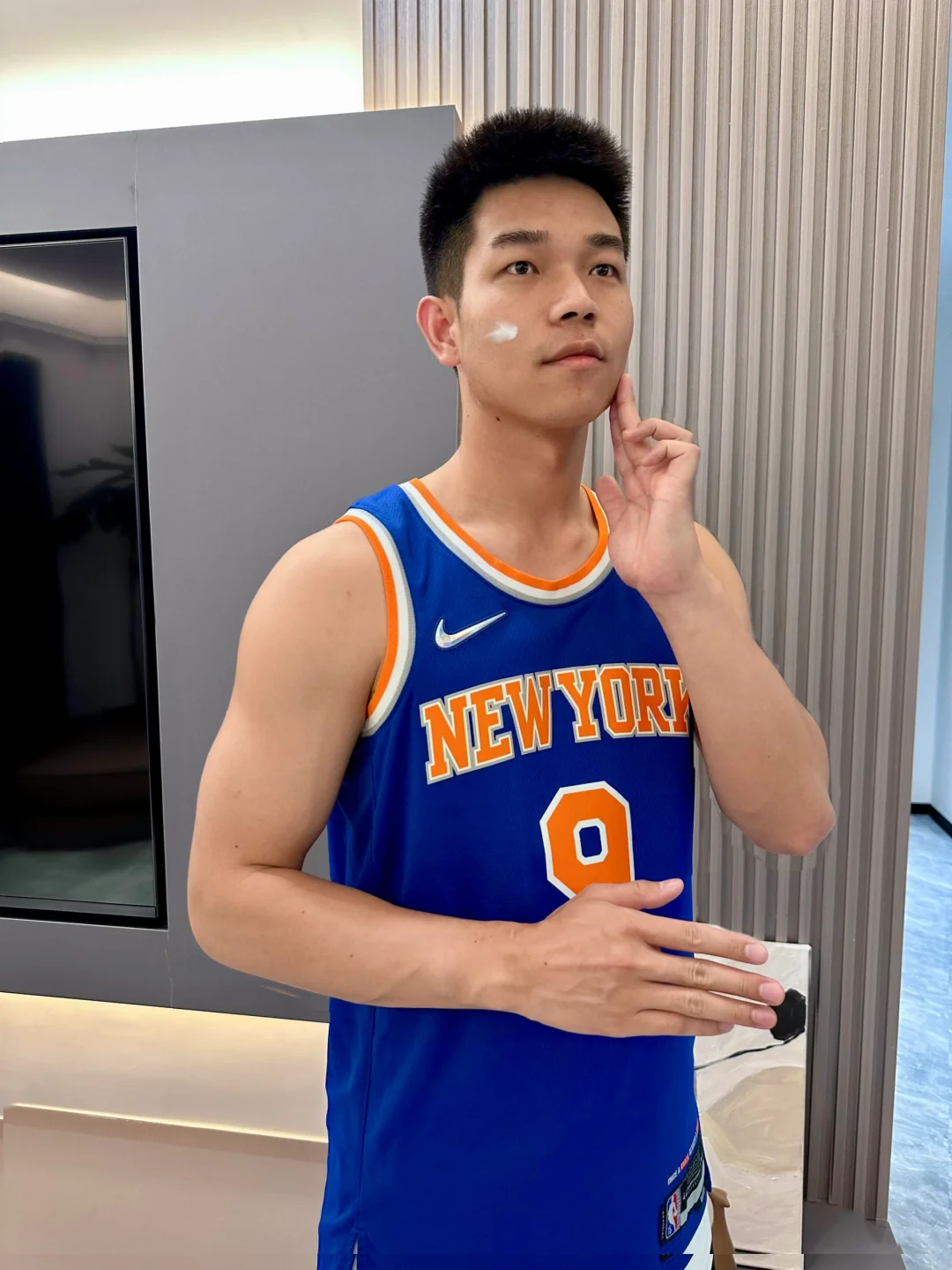 我兄弟打完球后背着我偷偷用控油水乳护肤