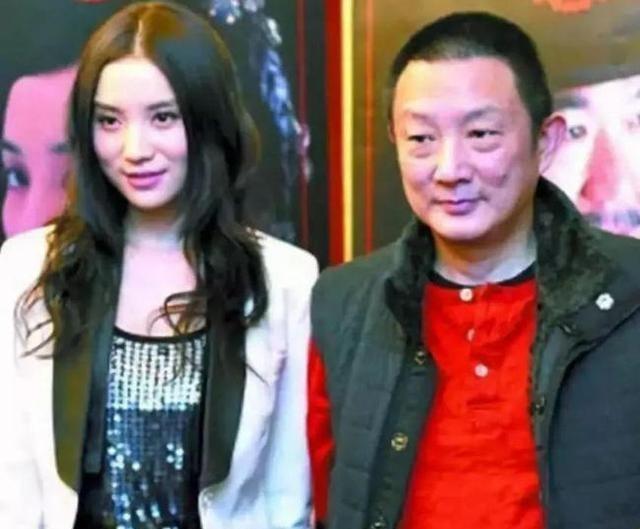 当年，50岁的导演张黎和27岁的宋佳相恋，张黎已经结了5次婚，他为了娶小宋佳，果