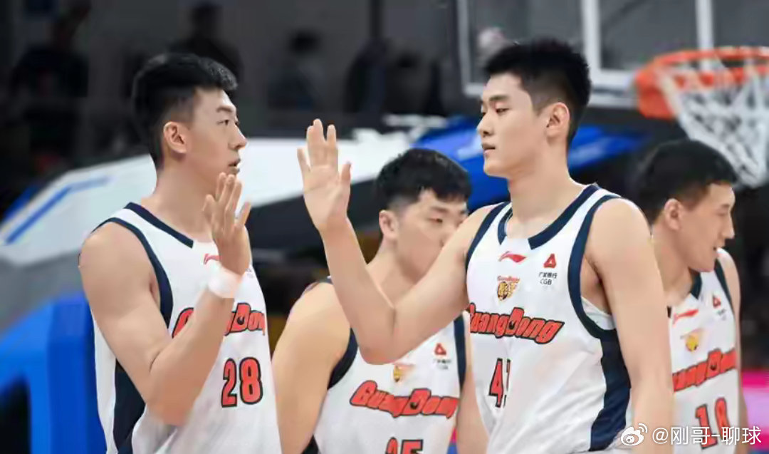 CBA战报：新疆82-80逆转广东 劳森准三双 胡明轩绝杀失手广东男篮vs新疆男