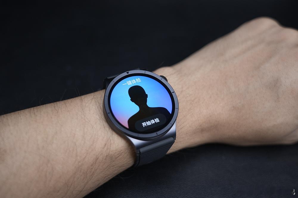 即将发布的vivo WATCH 6给大家看看，表体很轻薄，而且蓝宝石玻璃表镜高级