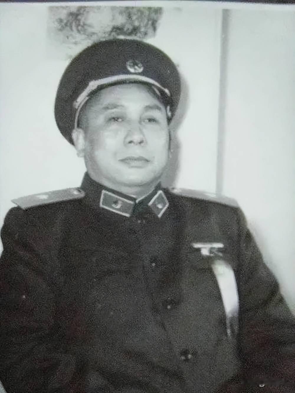 1947年，四野师长牺牲，战友娶了他的遗孀带一子一女，新婚之夜，战友提了一个要求