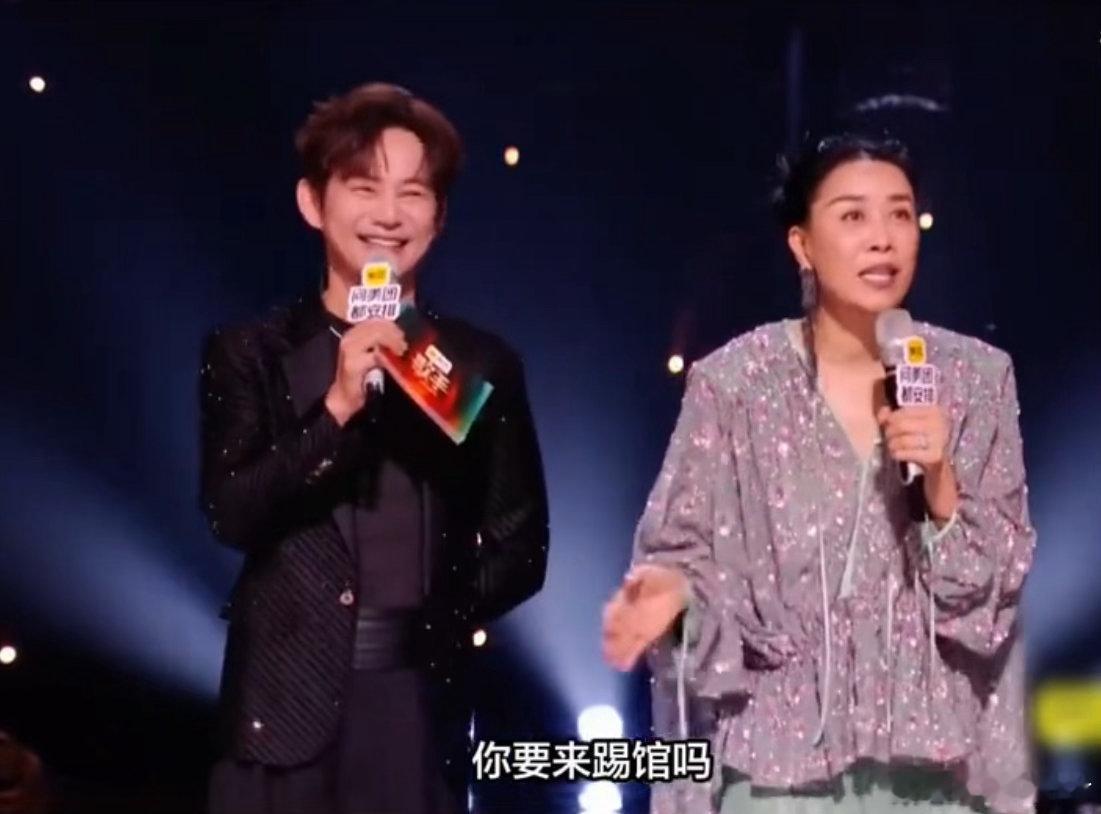歌手不按牌理出牌的有两个 李小冉坐在台下好好的，突然被那英cue唱《心愿便利贴》