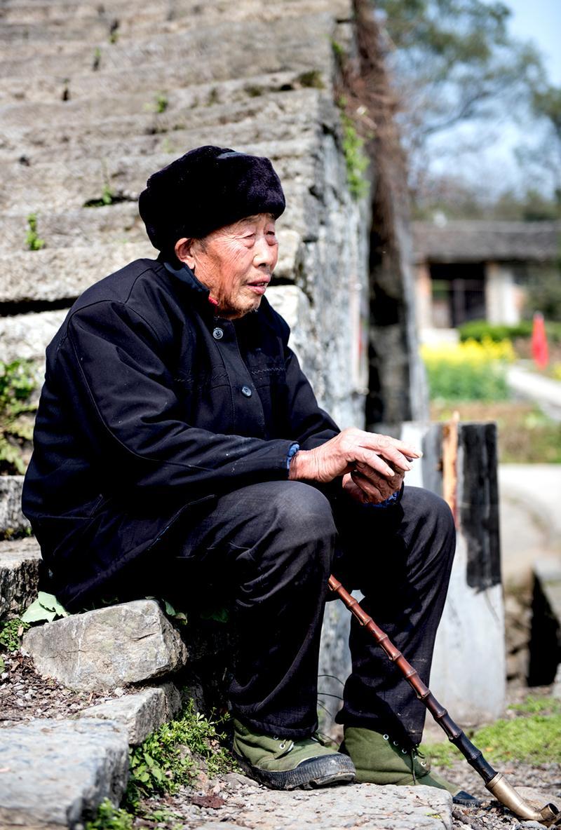 农村70的老人，电视开着，静静地看着窗外在等什么？
过年回到我们村里，老家，我二