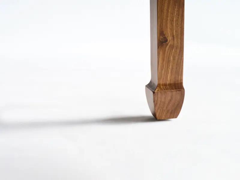 2月26日广东韶关，爸爸带娃玩时跳起躲避扑过来的娃，导致一岁多大的宝宝脸撞上桌腿