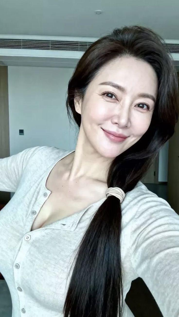 我独爱这漫不经心的妩媚，恰似午后被暖阳晒软的绸缎。贴身的针织衫，裹着温热起伏的曲