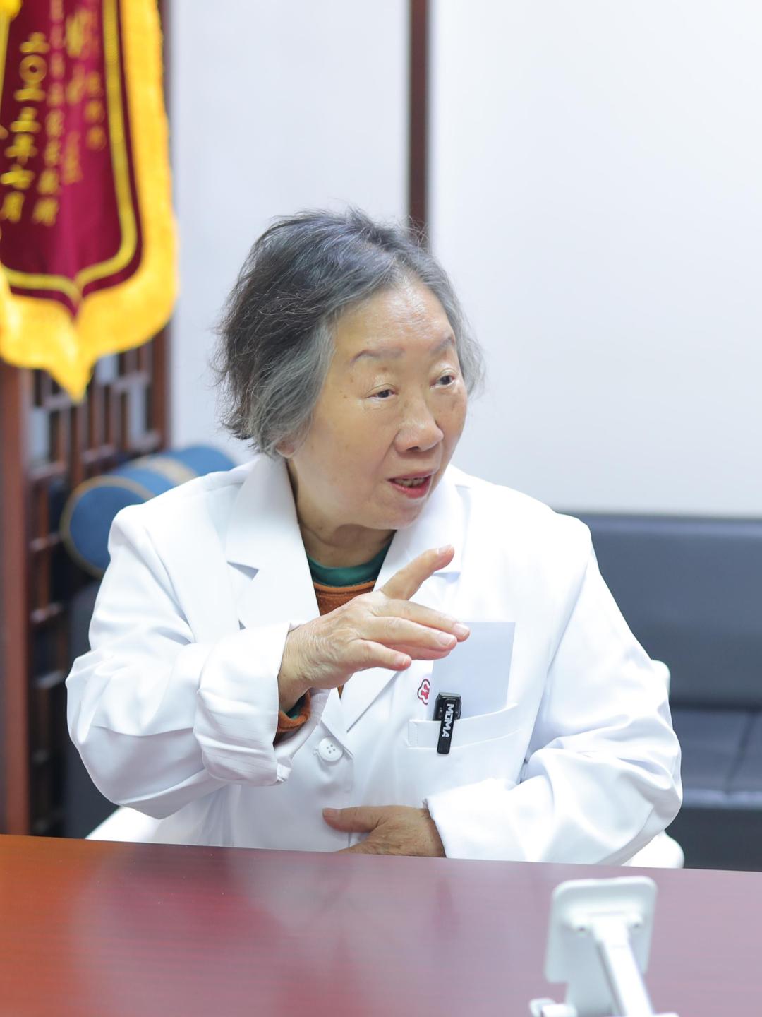 我之前接诊过一个7岁的孩子，他不自主地眨眼、清嗓子已经持续了三四个月。...