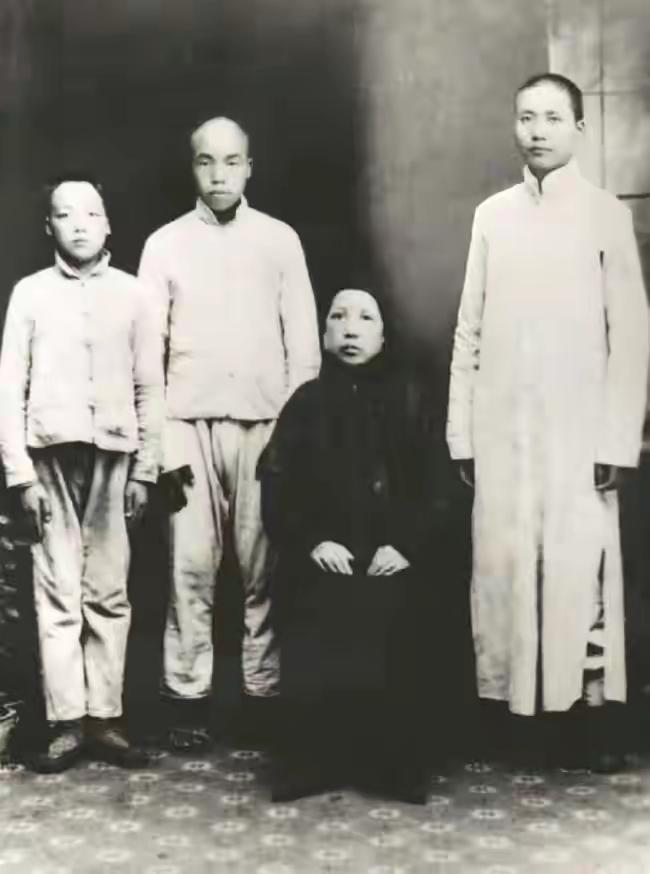 这是毛主席和他的弟弟毛泽民、毛泽覃同他们的母亲的文七妹的合影照片。
      