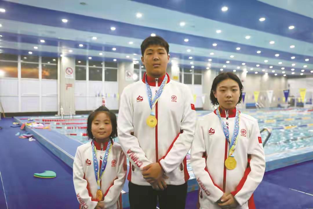 这真是非常难得且令人振奋的场景！周家三兄妹在宁波市青少年游泳比赛中，分别获得了男