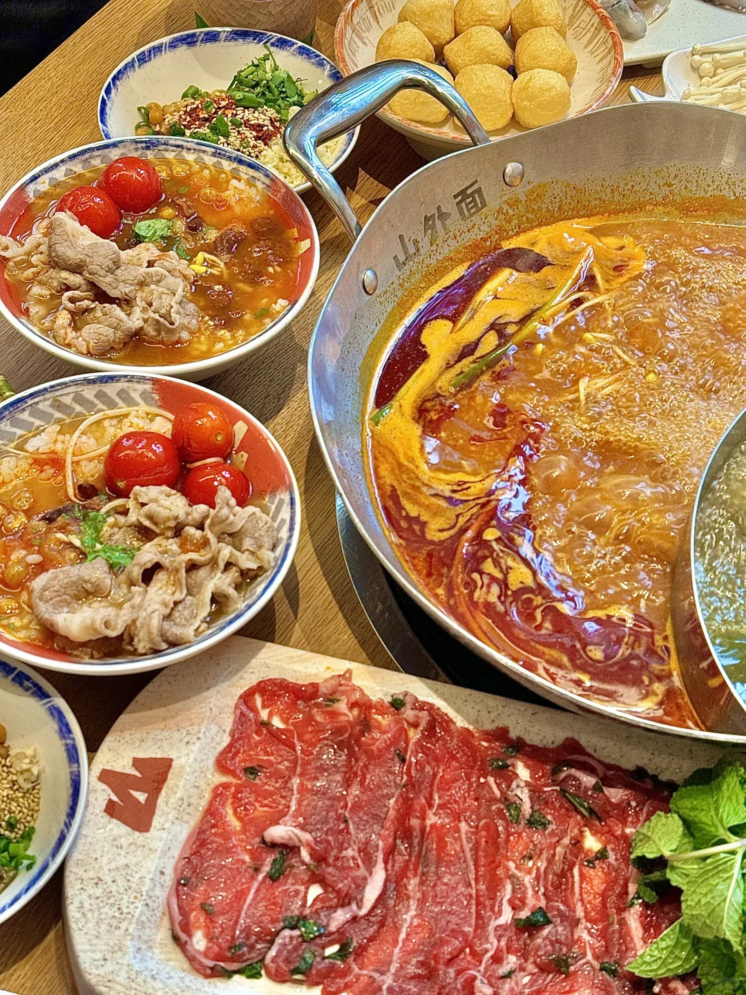 在昆明！吃上了贵州酸汤火锅！好酸爽！！