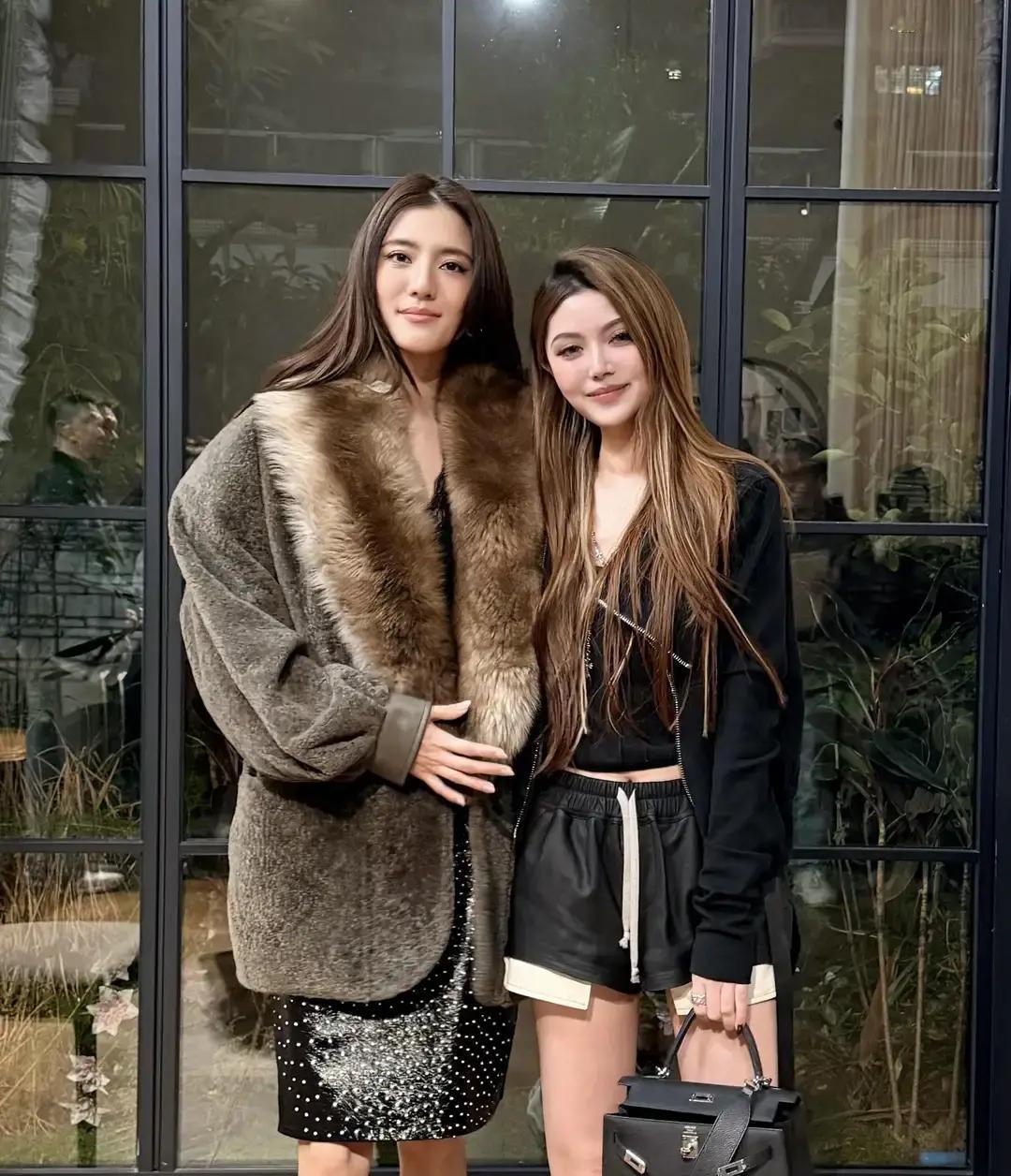 在佛山城中村的菜市场，撞见吴千语蹲在路边吃盒饭。
她170cm的混血个头，和摆地